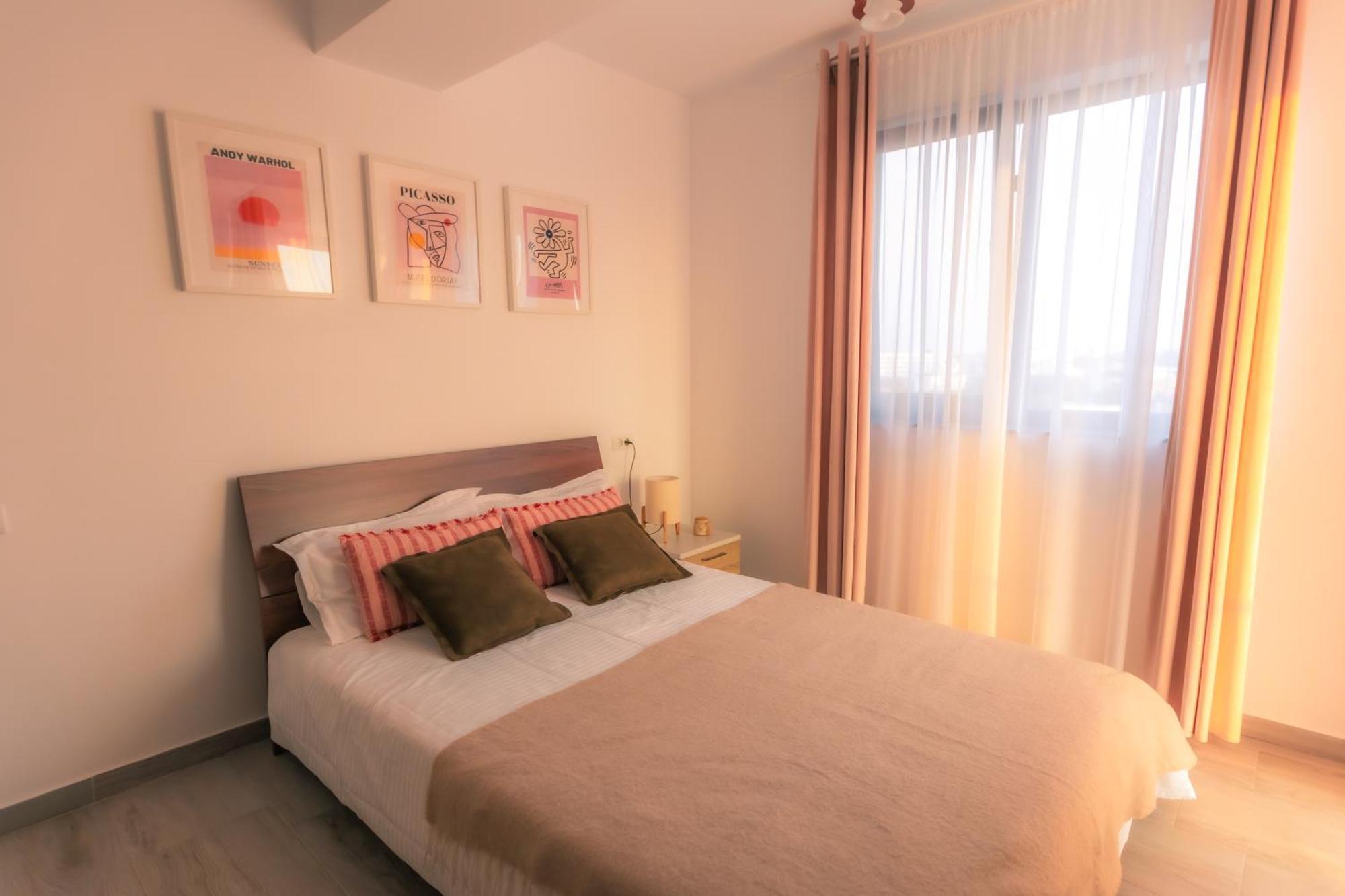 Sunset Apartment - Central Apt With Rooftop Garden Bukarest Exteriör bild